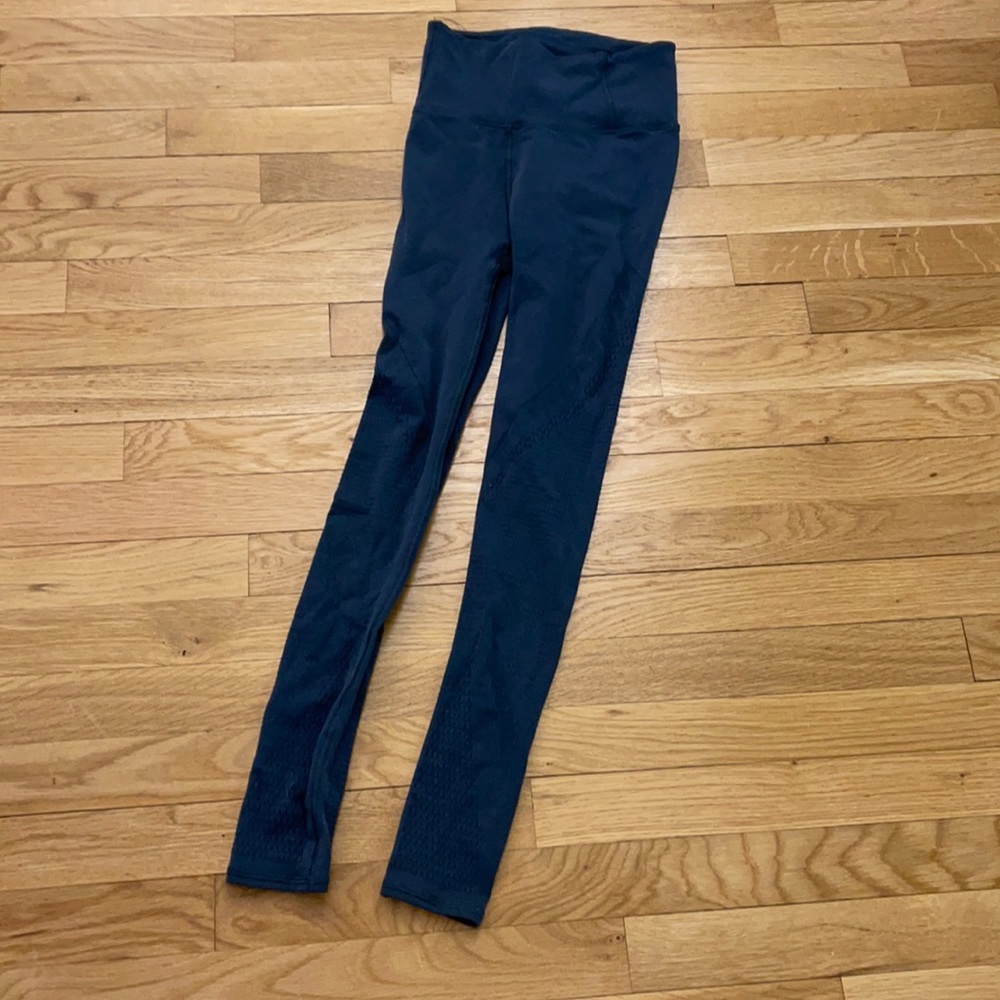 Soulcycle Lululemon leggings in dark gray-blue